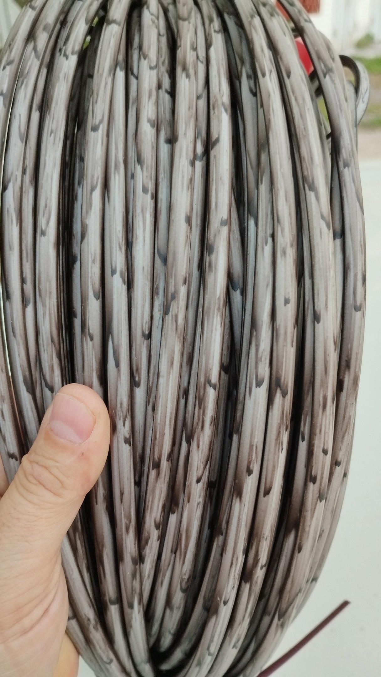 Плетёное кашпо из искусственного ротанга