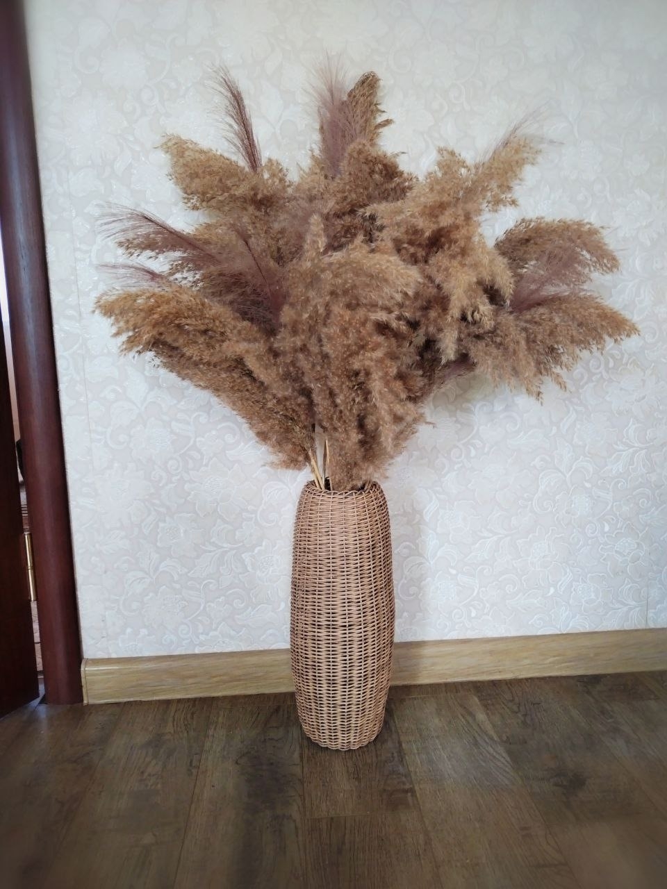 "Красивая ваза из ротанга в цвете Орех – первый опыт плетения от Марии!"