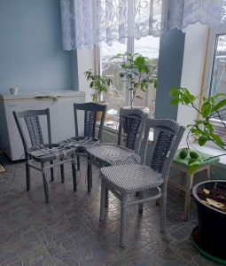 "Возрожденные стулья из СССР: Как старинная мебель обретает новую жизнь!"