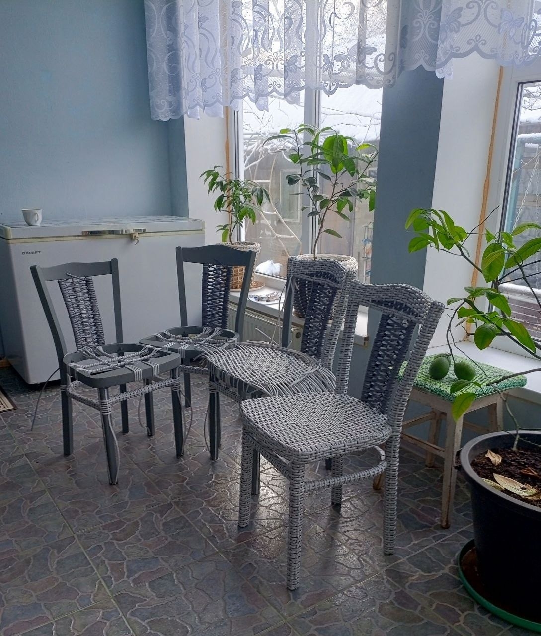 "Возрожденные стулья из СССР: Как старинная мебель обретает новую жизнь!"