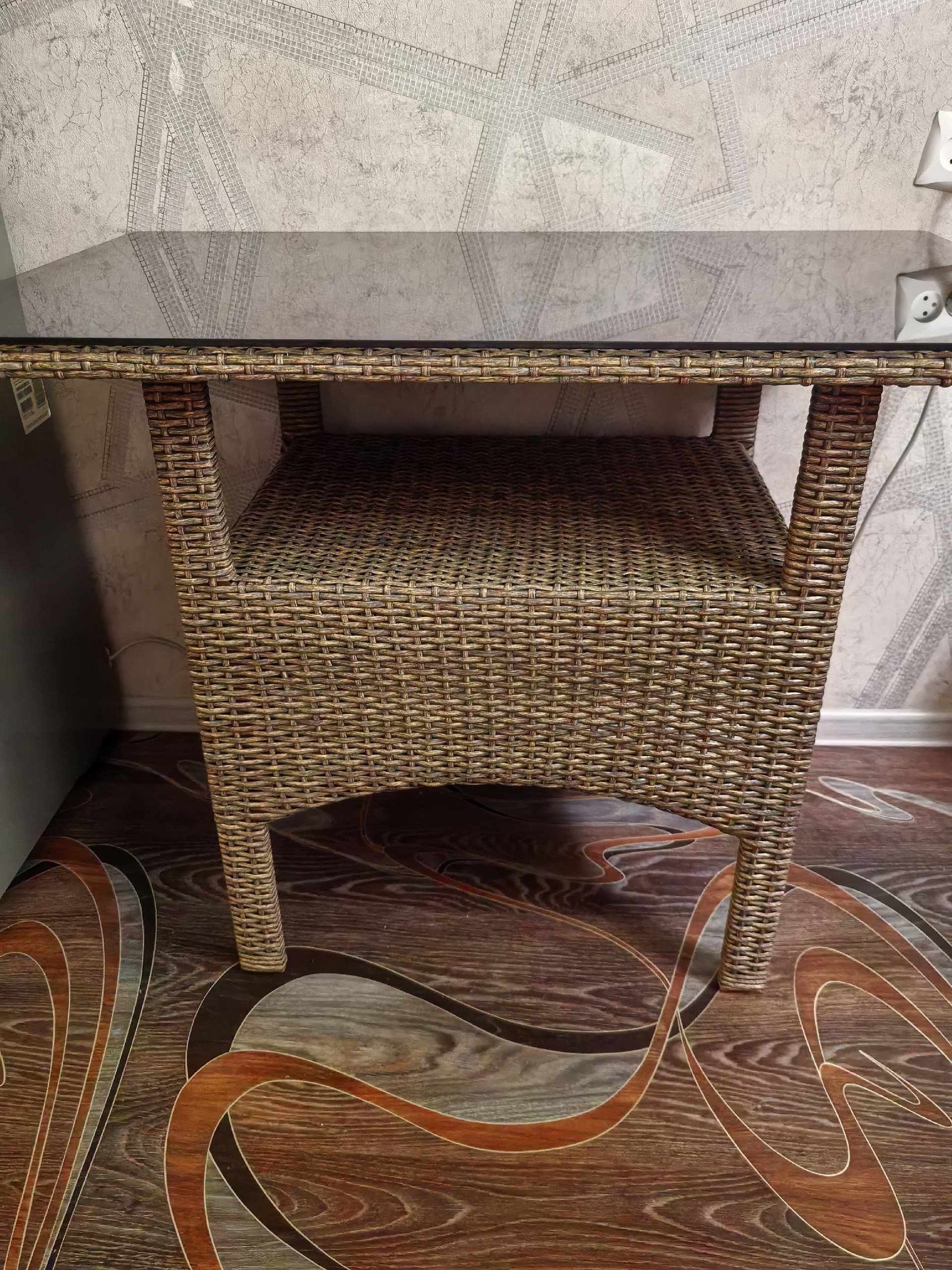 "Индивидуальный столик от Натальи Мишуковой: элегантный дизайн из тёмного ореха для вашего интерьера!"